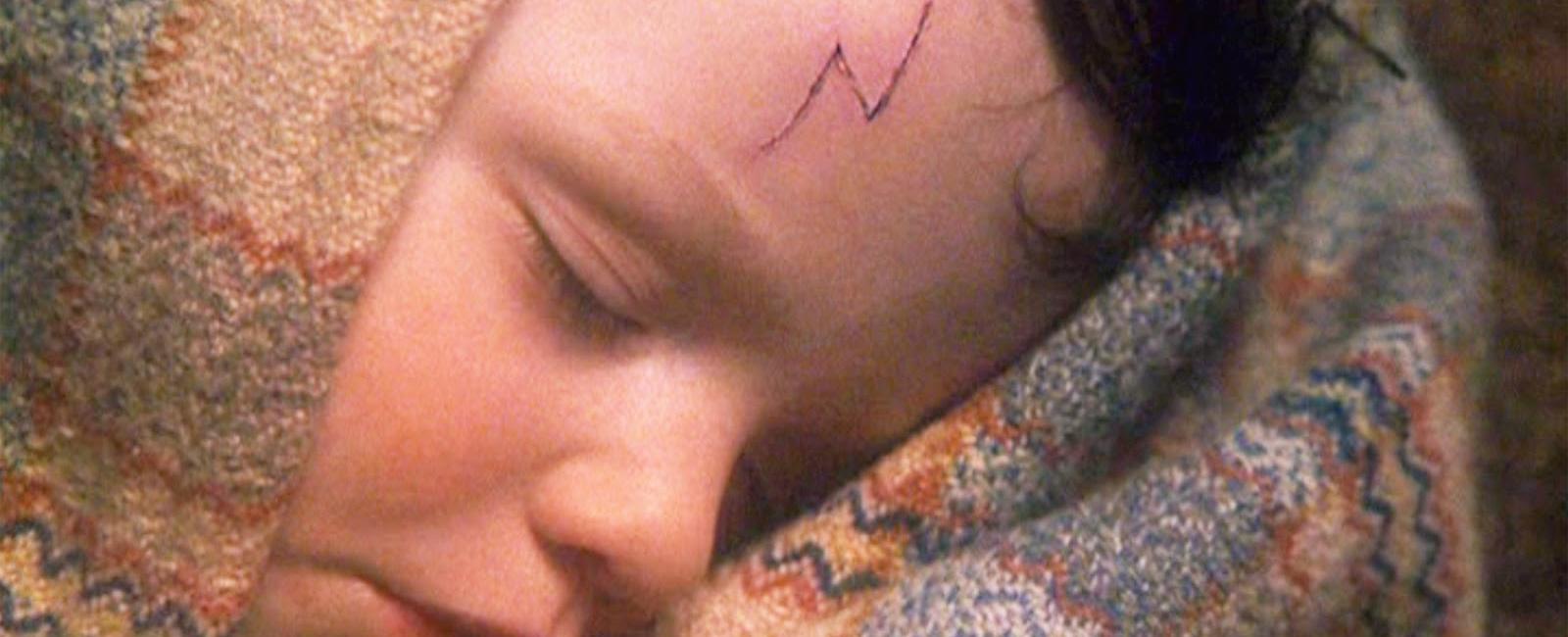 Harry potter s trademark lightning bolt scar was applied to actor daniel radcliffe s forehead around 5 800 throughout the filming of the franchise