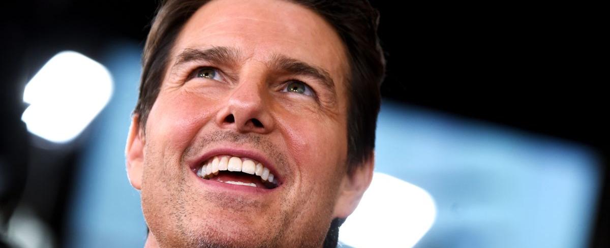 Tom cruise s front right tooth is in the center of his mouth