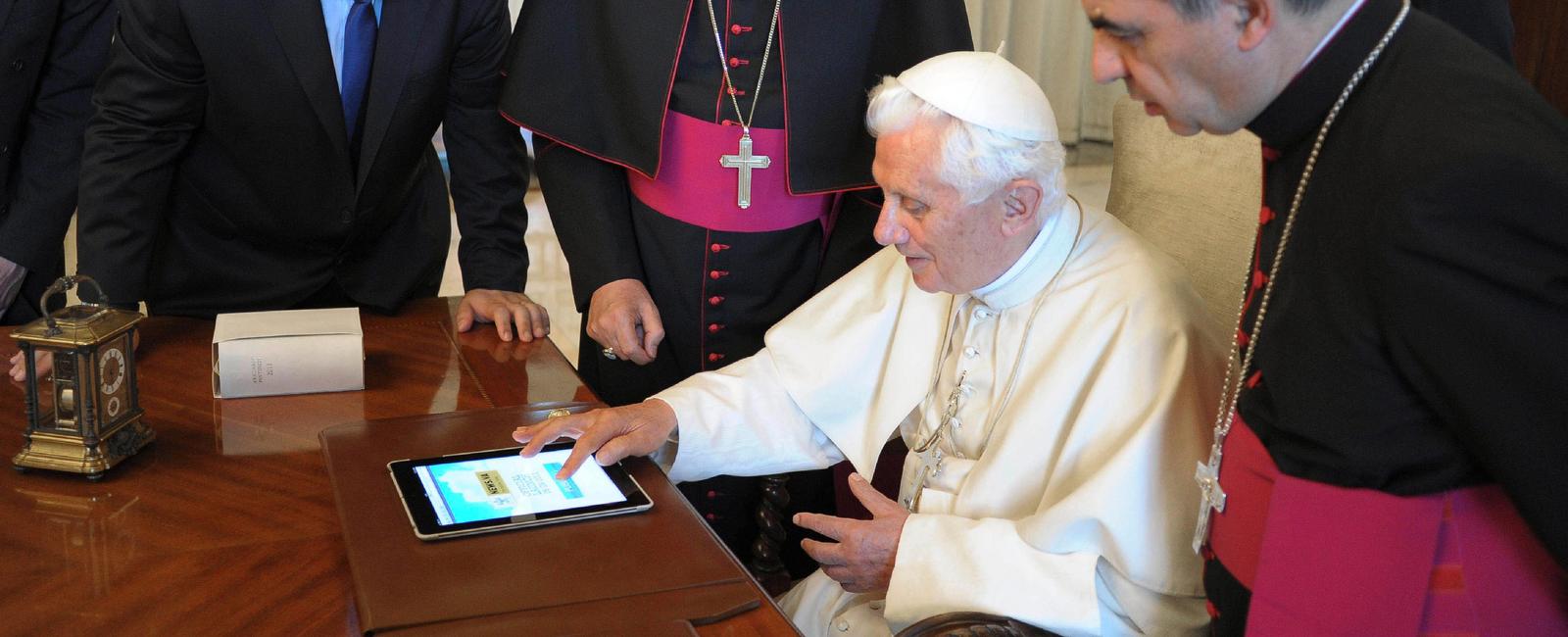 The pope tweets in nine languages but his spanish account has the most followers