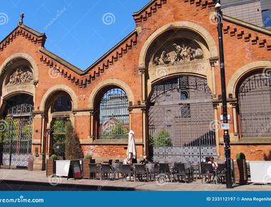 The fish market scenes on the perfume were shot in barcelona s gothic quarter two and a half tons of fish and one ton of meat was used over the course of the shoot and people as far away as six miles reported a bad smell in the air