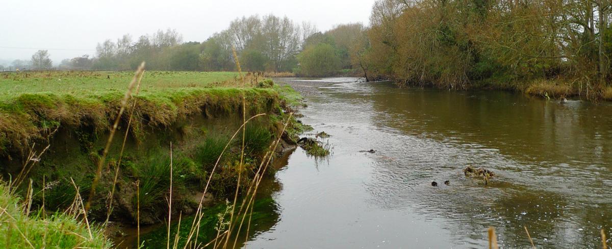 The longest river in the uk is the river severn with 354 km 220 miles
