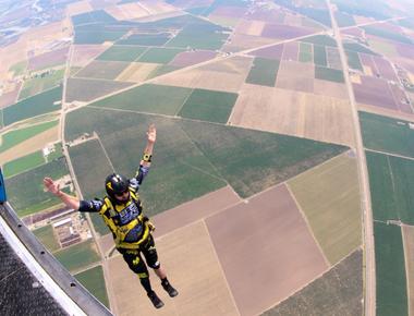 The average speed of a skydiver is 200kph 124 mph