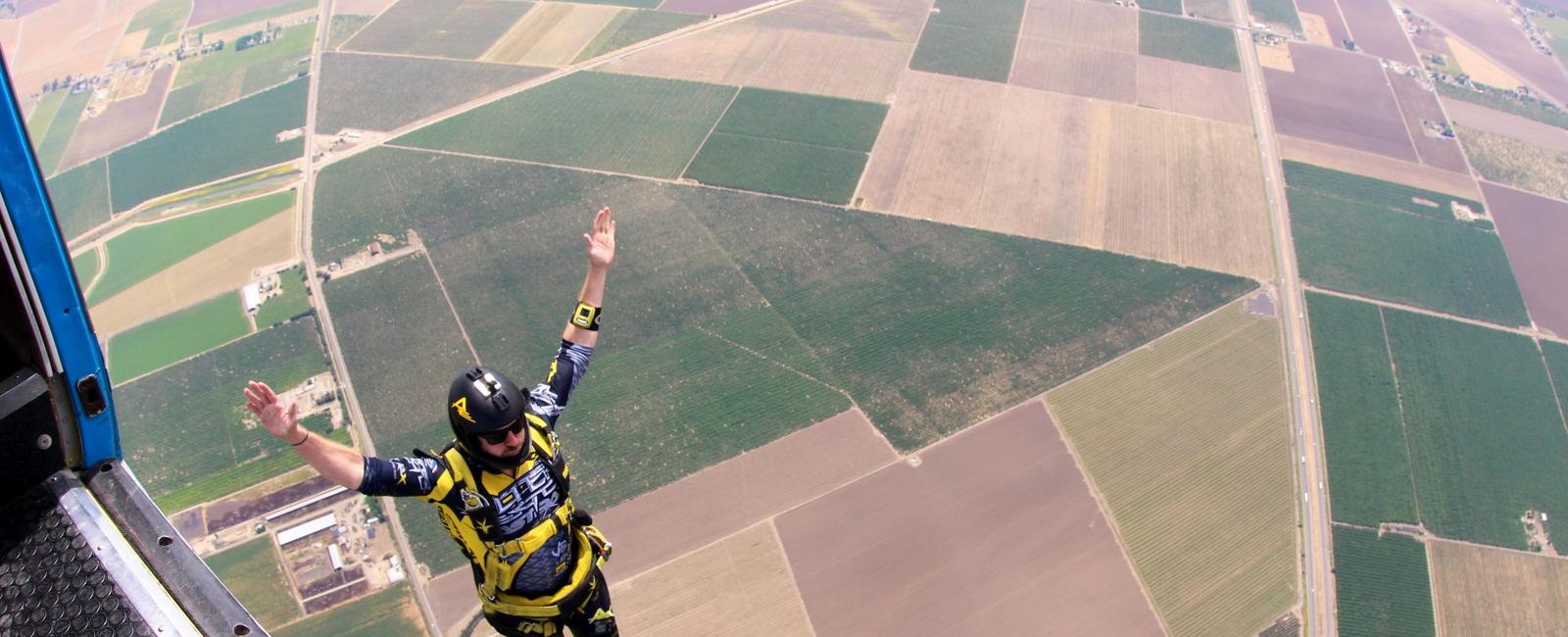 The average speed of a skydiver is 200kph 124 mph