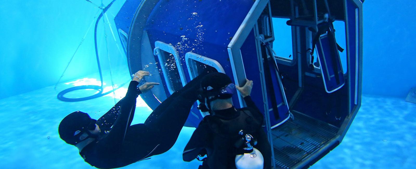 The fastest underwater escape from a straightjacket was 22 86 seconds the feat was accomplished by canadian lucas wilson