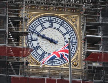 On may 27 2005 big ben s clock in london stopped at 10 07 pm it was assumed to be from the high temperature of 89 degrees fahrenheit 31 8 celsius