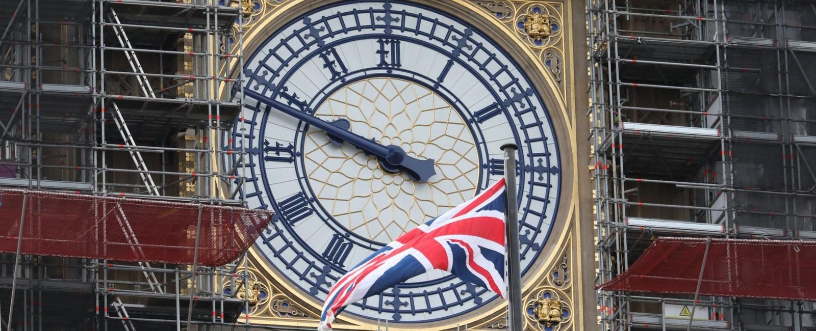 On may 27 2005 big ben s clock in london stopped at 10 07 pm it was assumed to be from the high temperature of 89 degrees fahrenheit 31 8 celsius