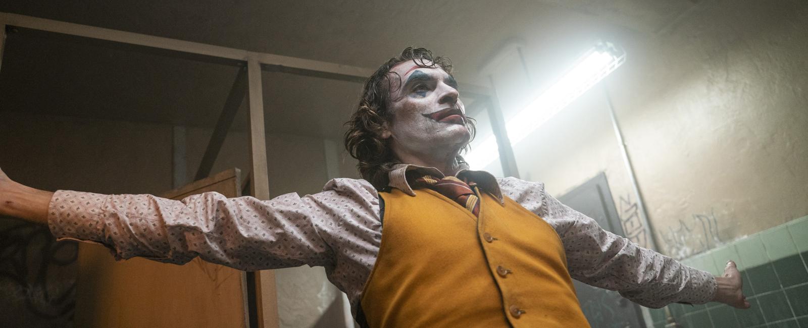 The movie joker starring joaquin phoenix is the 1st film r rated film to earn 1 billion worldwide