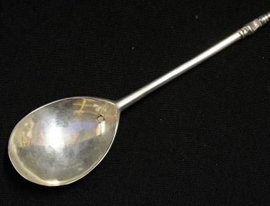 In elizabethan england the spoon was so novel and prized that people carried their own folding spoons to banquets