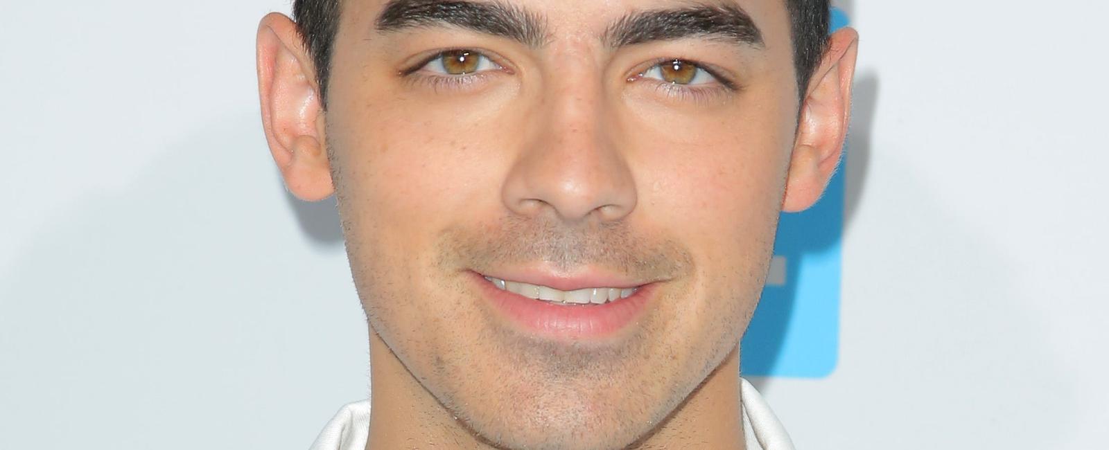 In a reddit ama joe jonas revealed he lost his virginity to ashley greene