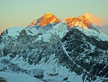 The highest mountain on earth mount everest is located in which mountain range the himalayas