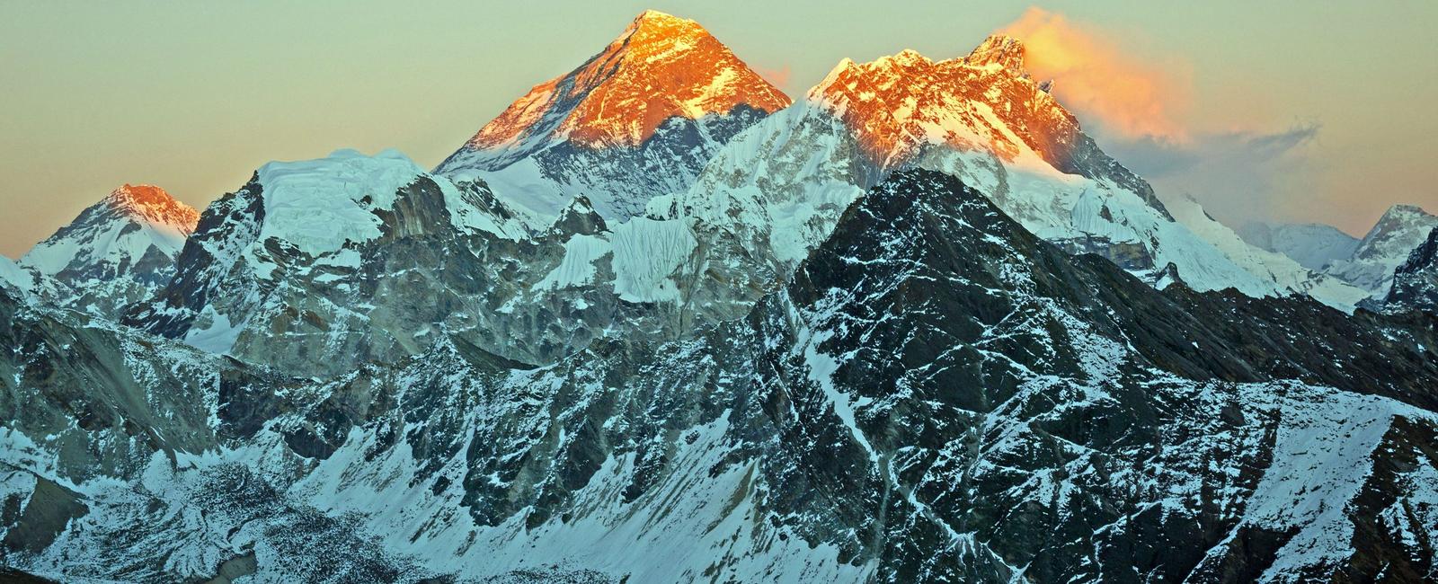 The highest mountain on earth mount everest is located in which mountain range the himalayas