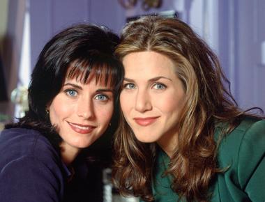 Courtney cox was originally offered jennifer aniston s role of rachel on friends but cox turned it down and asked to be cast as monica instead