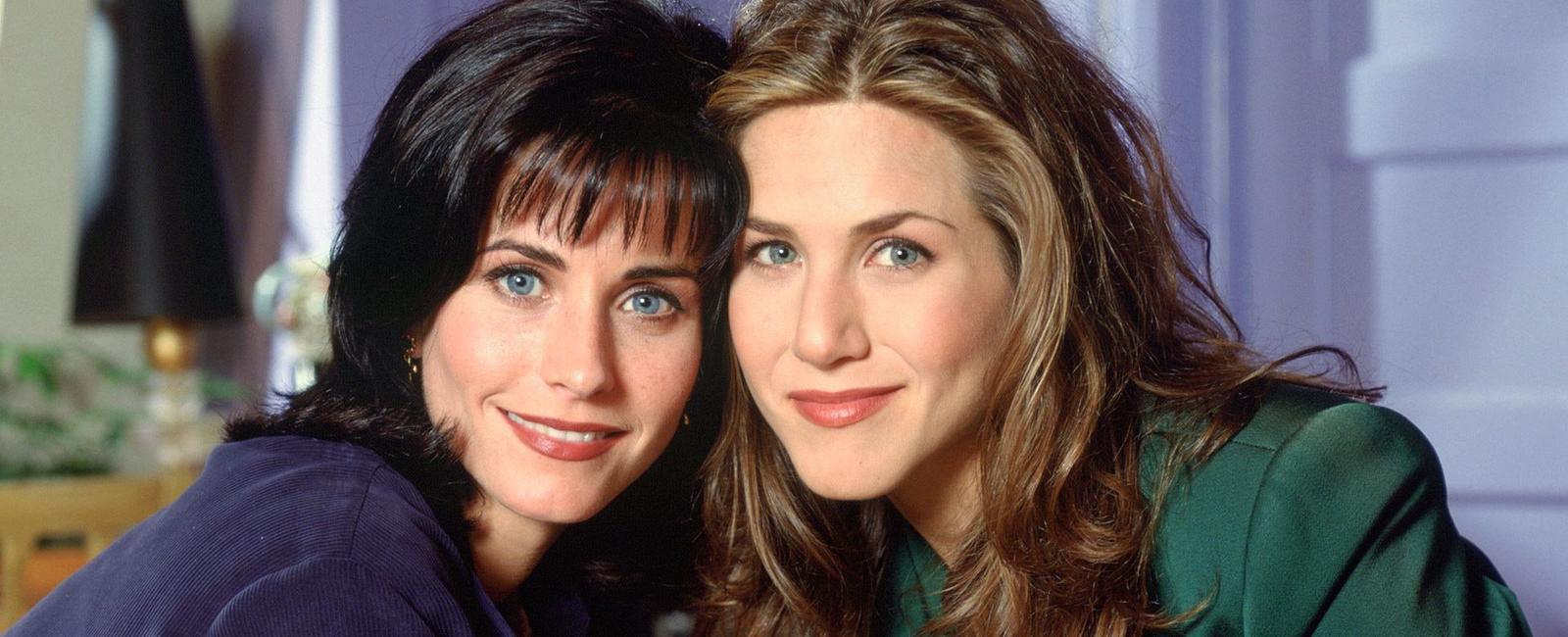 Courtney cox was originally offered jennifer aniston s role of rachel on friends but cox turned it down and asked to be cast as monica instead