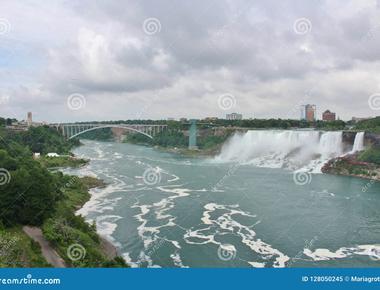 The niagara falls are located on the border of the usa and canada