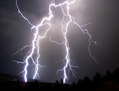 A lightning bolt can get really really hot and reach temperatures of 30 000 c 54 000 f now that is hot hot hot