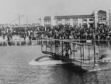 The first commercial flight was in 1914 between tampa fl and st petersburg fl the 21 mile flight lasted 23 minutes