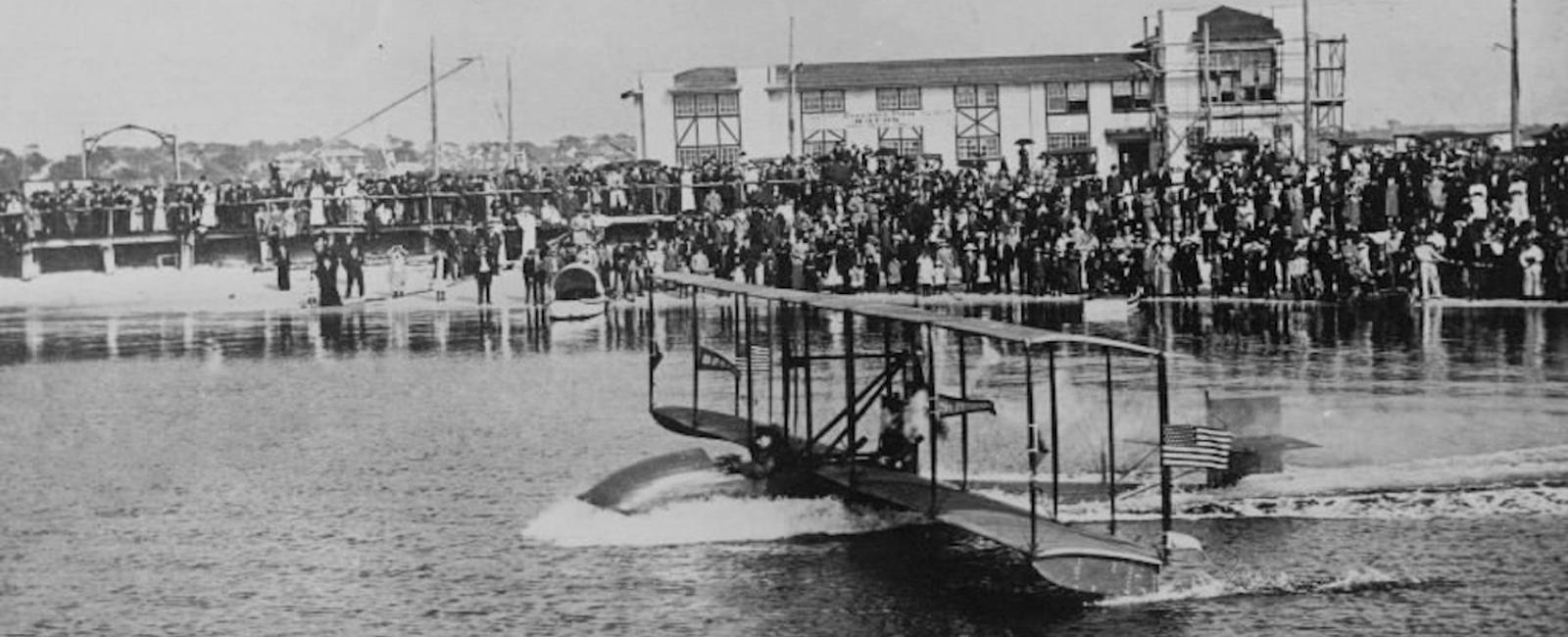 The first commercial flight was in 1914 between tampa fl and st petersburg fl the 21 mile flight lasted 23 minutes