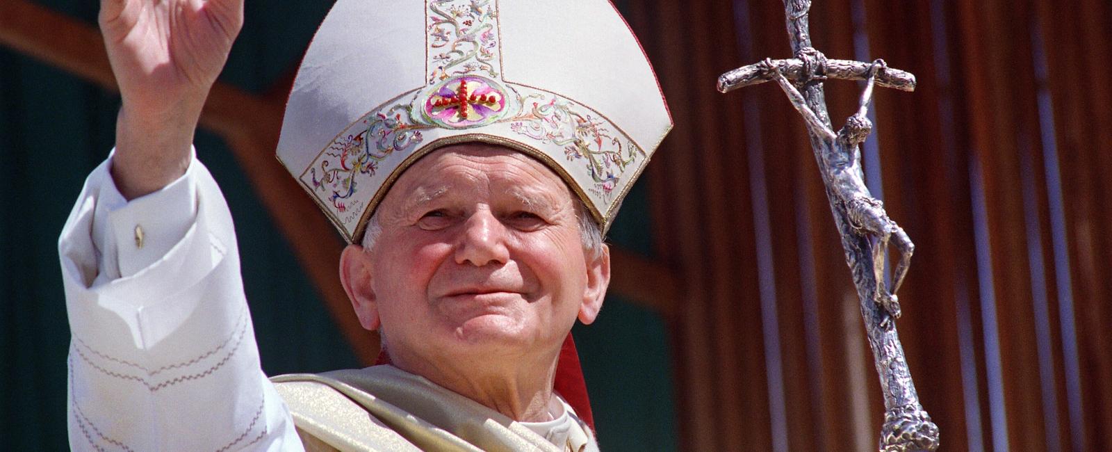 Pope john paul ii was named an honorary harlem globetrotter in 2000