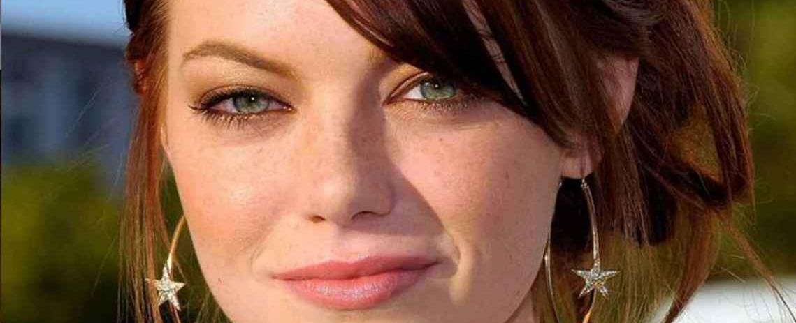 Emma stone attributes her trademark husky voice to having colic as a baby