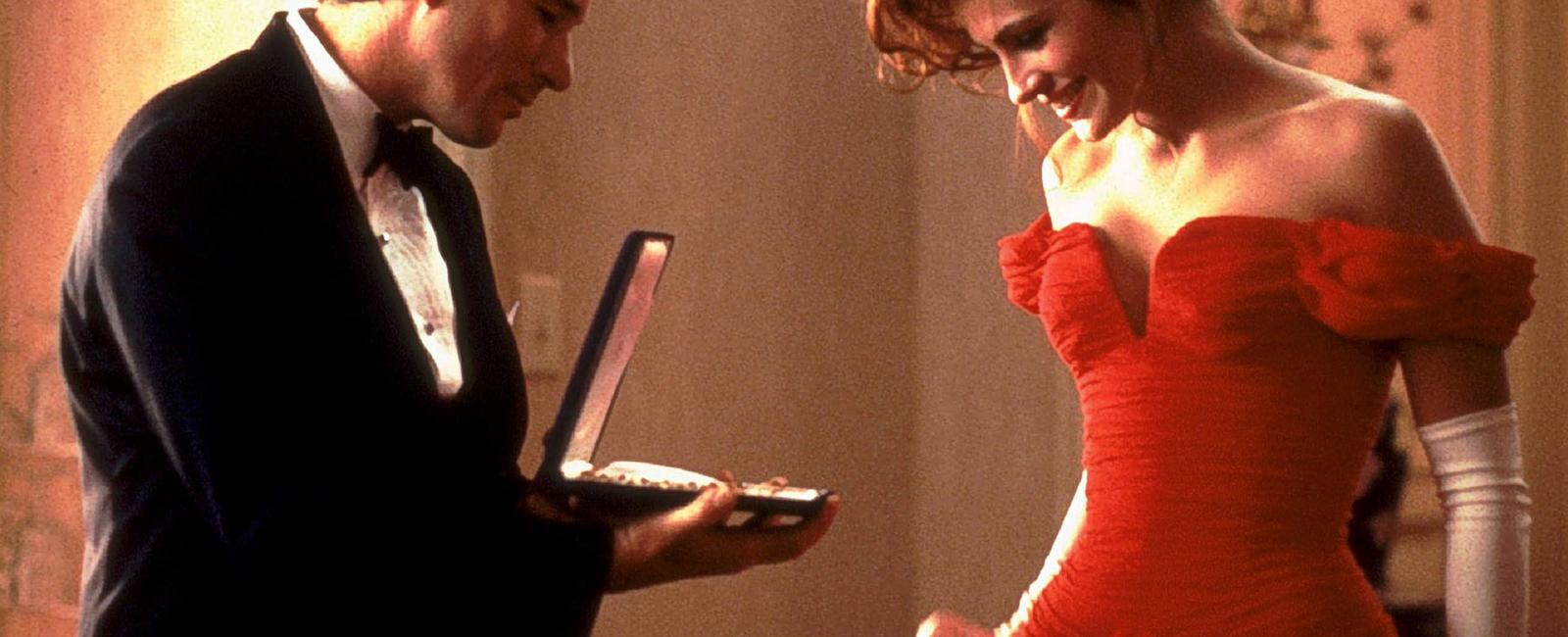 In pretty woman richard gere snapping the necklace case down on julia roberts fingers was improvised and roberts s laughter was totally natural the filmmakers liked it so much they decided to leave it in