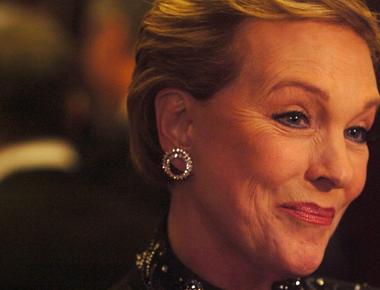 The narrator of the netflix hit bridgerton is none other than the legendary julie andrews she and bridgerton creator shonda rhimes bonded while working on the princess diaries 2 which rhimes wrote and kept in touch