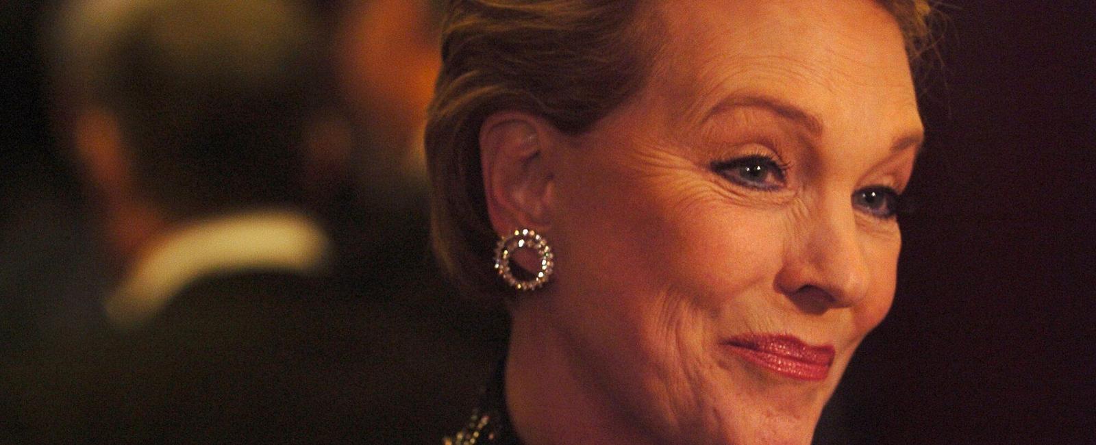 The narrator of the netflix hit bridgerton is none other than the legendary julie andrews she and bridgerton creator shonda rhimes bonded while working on the princess diaries 2 which rhimes wrote and kept in touch