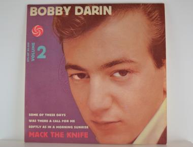 Which bobby took mack the knife to no 1 in the charts darin