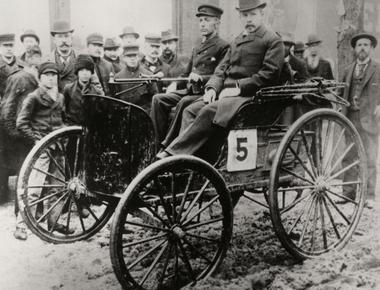 The first automobile race ever seen in the united states was held in chicago in 1895 the winner was j frank duryea whose average speed was 71 2 miles per hour