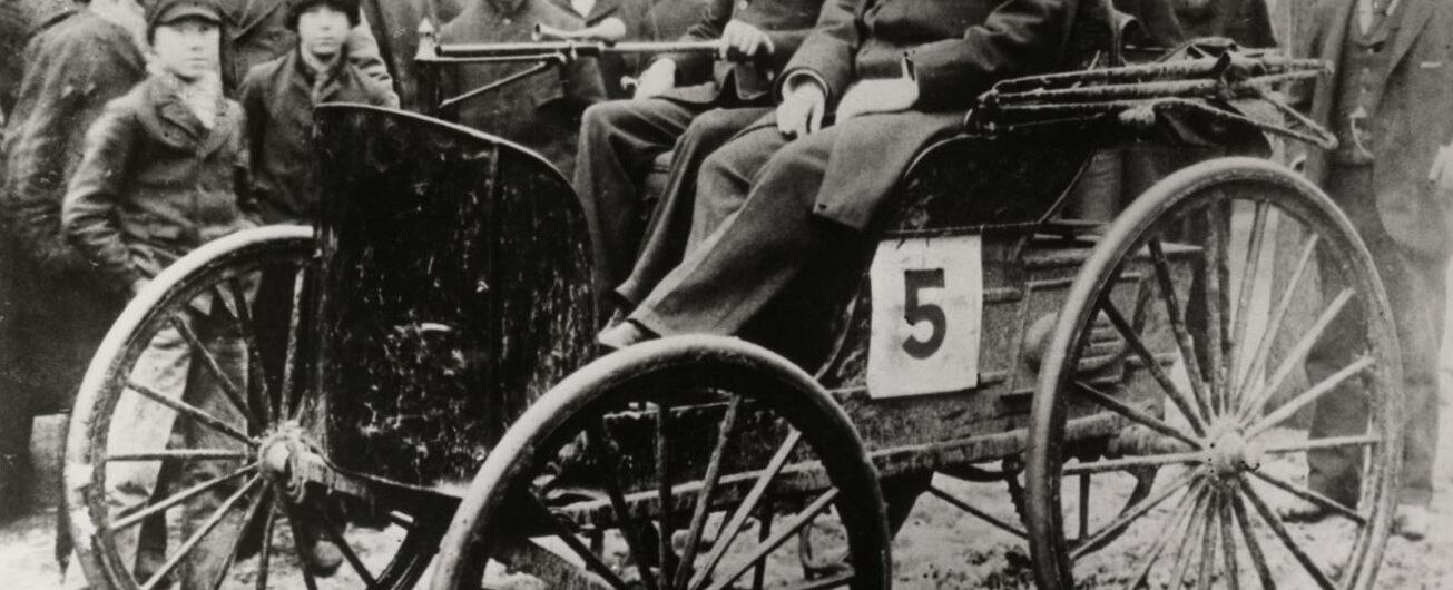 The first automobile race ever seen in the united states was held in chicago in 1895 the winner was j frank duryea whose average speed was 71 2 miles per hour