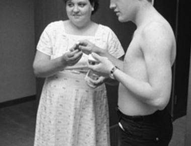 After it was reported that his mother died in 1958 elvis reportedly received over 100 000 sympathy cards in the mail