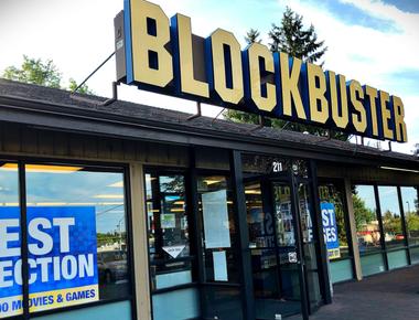 The world s last blockbuster is transforming into an airbnb for 4 a night