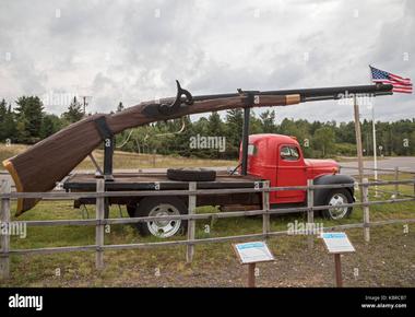 The world s largest working rifle belongs to james a decaine of michigan united states the rifle was built in 2008 and measures in at 33 feet 4 inches 10 meters