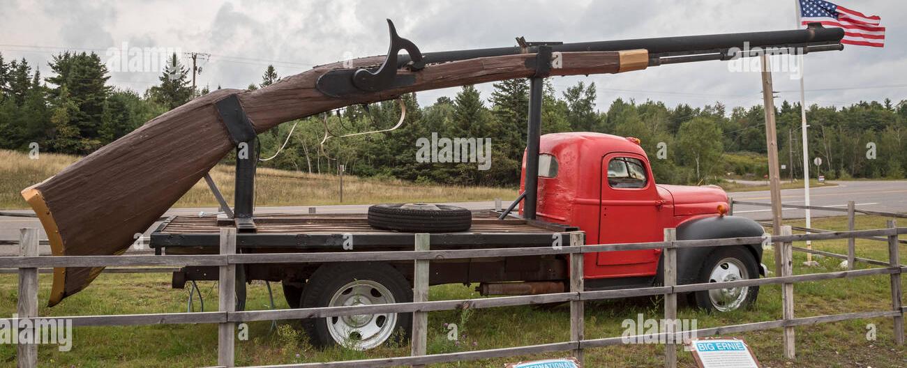 The world s largest working rifle belongs to james a decaine of michigan united states the rifle was built in 2008 and measures in at 33 feet 4 inches 10 meters