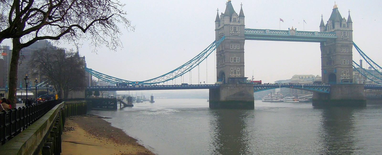 The river thames that flows through london has over 27 tunnels and 200 bridges