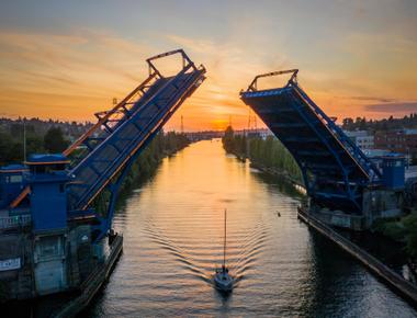 Seattle s fremont bridge rises up and down more than any drawbridge in the world