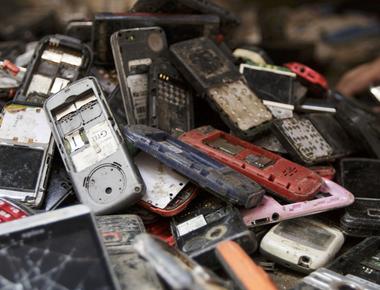 Cell phones are made with precious metals when 1 million cell phones are recycled 35 000 lbs copper 772 lbs silver 75 lbs gold and 33 lbs palladium are recovered