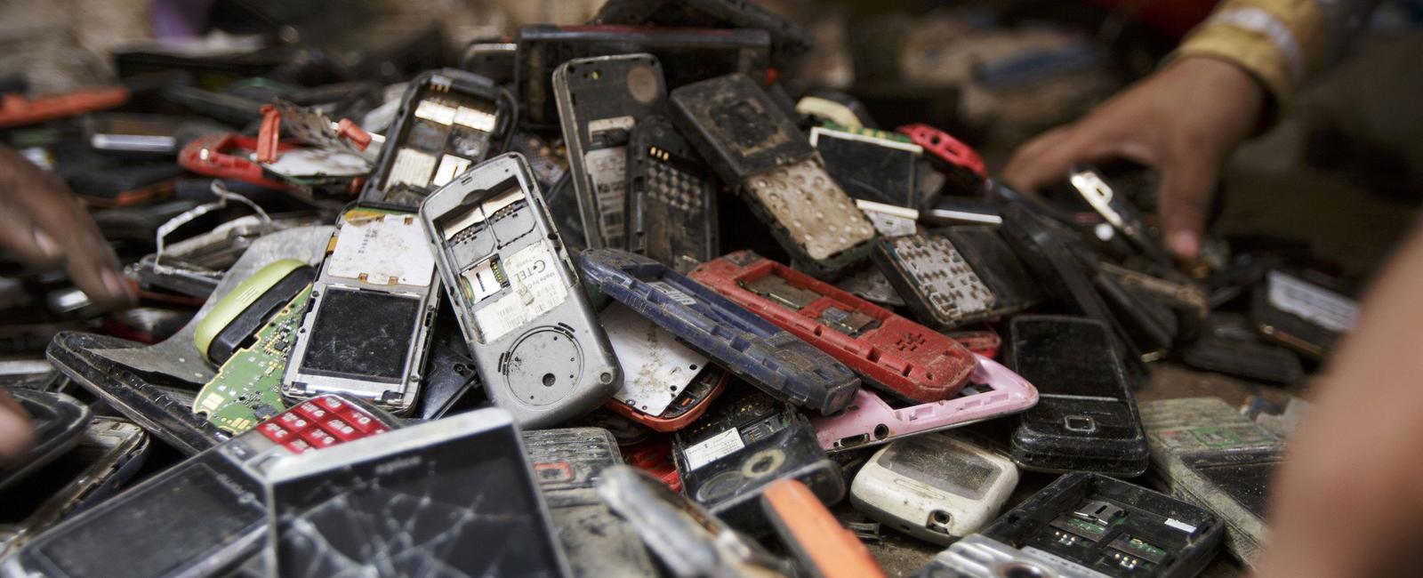 Cell phones are made with precious metals when 1 million cell phones are recycled 35 000 lbs copper 772 lbs silver 75 lbs gold and 33 lbs palladium are recovered