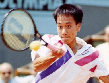 Teenager michael chang hit an underhand serve to defeat world no 1 ivan lendl en route to his shocking 1989 french open title