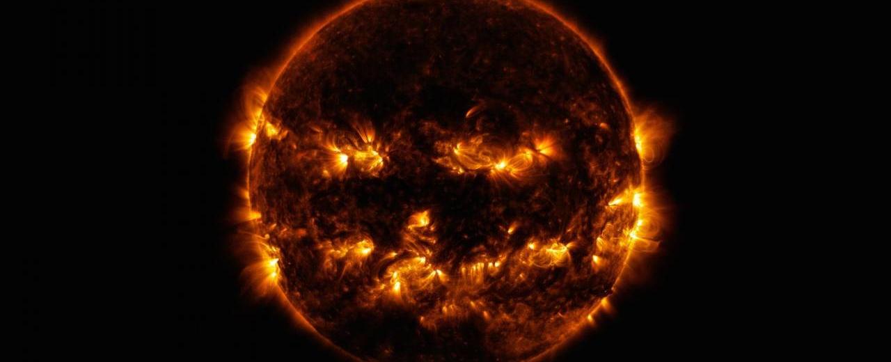 The sun weighs an astounding 4 385 214 857 119 399 823 317 774 893 056 pounds 1 989 100 000 000 000 000 000 billion kilograms which is 333 060 times the weight of the earth