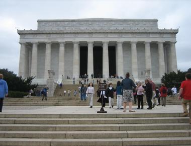 26 states are listed across the top of the lincoln memorial on the back of the 5 bill