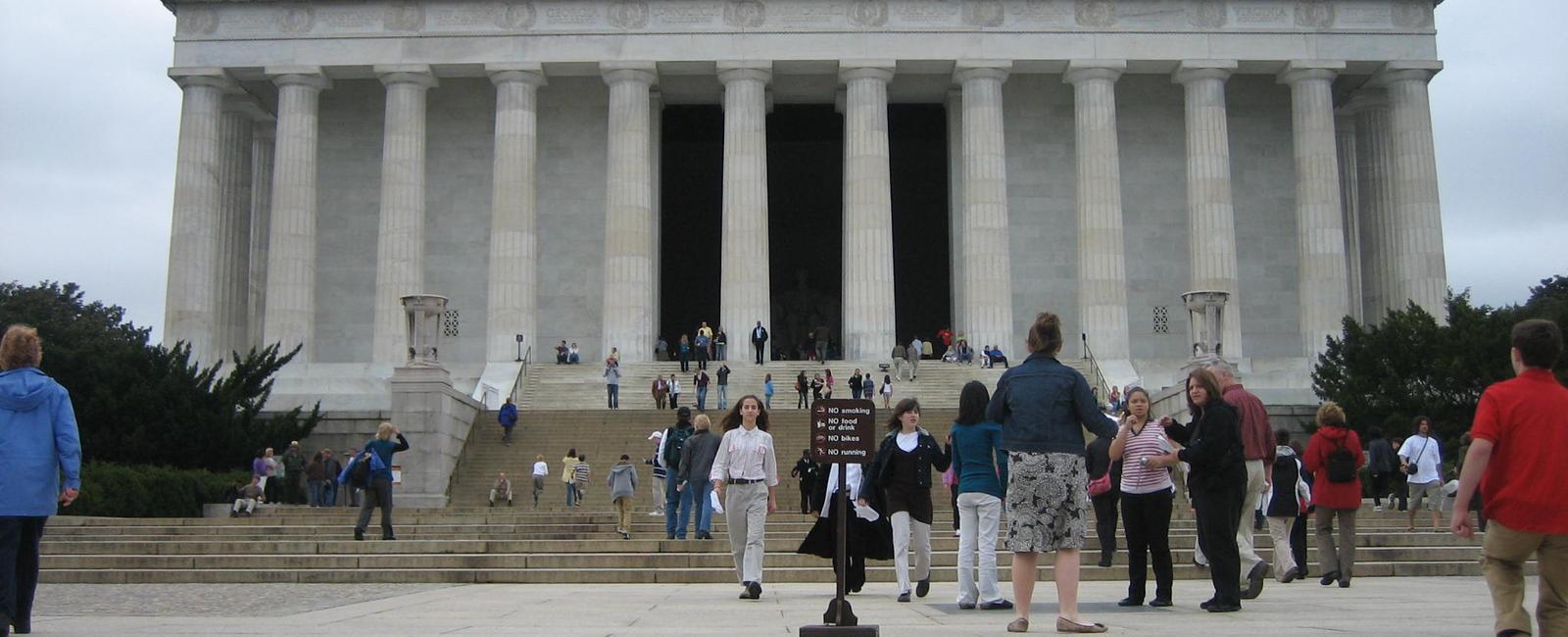 26 states are listed across the top of the lincoln memorial on the back of the 5 bill