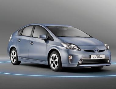 What was toyota s first popular hybrid car called prius