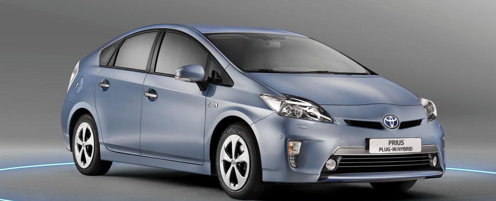 What was toyota s first popular hybrid car called prius